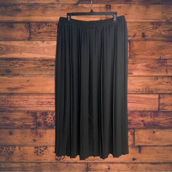 3 for $30: Comfortable and Stylish Black Pleated Skirt - Picture 2 of 5